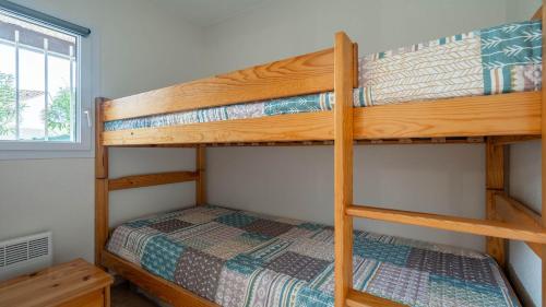 quelques lits superposés dans une chambre dans l'établissement Samaria Village N08 - 2P4, à Agde