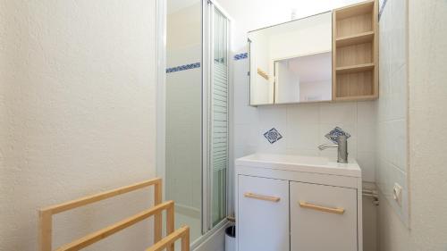 une petite salle de bain avec un lavabo et une douche dans l'établissement Samaria Village N08 - 2P4, à Agde