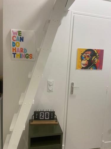 un escalier avec un mur blanc et un escalier avec une porte dans l'établissement Studio Garibaldi, à Nice