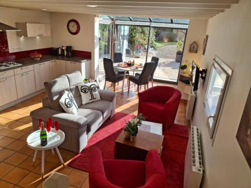 un salon avec un canapé et une table dans l'établissement Au gite du bois d'amour, à Plourivo