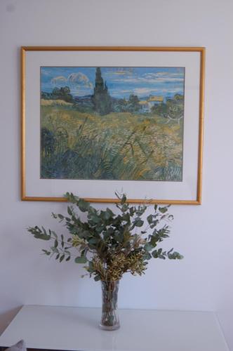 a picture of a vase with a painting on a wall at Affordable full house for family and pet friendly in Taperoo