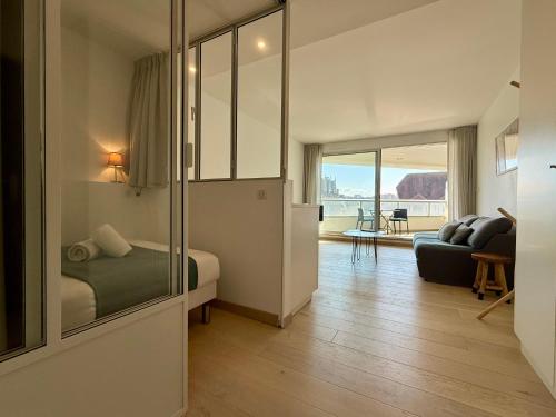 une chambre avec un lit et un salon dans l'établissement Mira Marvel - WIFI - Climatisation - 100m plage, à Biarritz