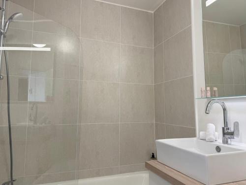 une salle de bain avec douche et lavabo dans l'établissement Mira Marvel - WIFI - Climatisation - 100m plage, à Biarritz