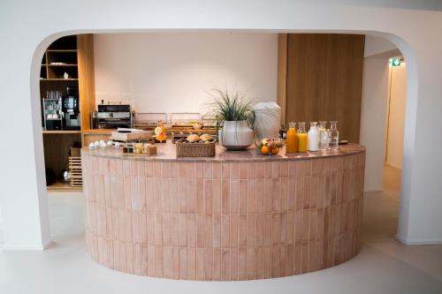 a kitchen with a counter with fruit on it at Das Kaya Hotel Stuttgart Airport Messe in Filderstadt