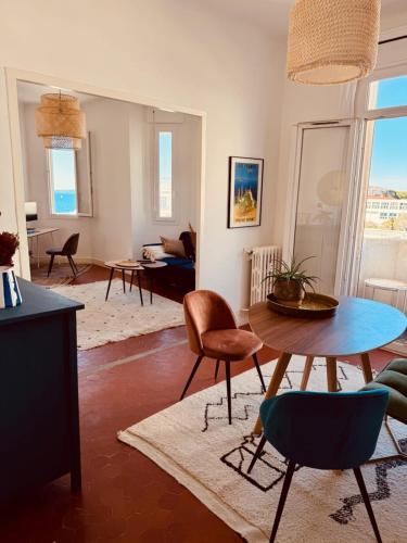 un salon avec une table et des chaises dans l'établissement Charming Apartment at 10mn du Vieux Port, à Marseille