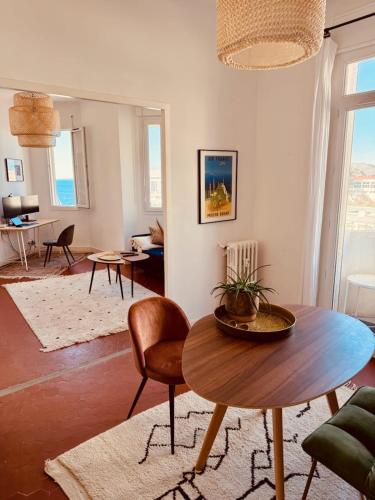 un salon avec une table et des chaises dans l'établissement Charming Apartment at 10mn du Vieux Port, à Marseille