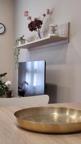 a gold plate on a table in a room at APARTAMENTOS TURISTICOS LAS CANDELAS in Puebla de Sanabria