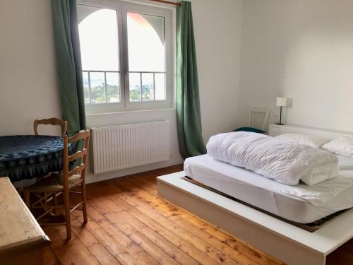 une chambre avec un lit et une fenêtre dans l'établissement La Vigie, à Crozon