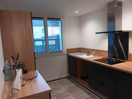 Una cocina o zona de cocina en Brossard