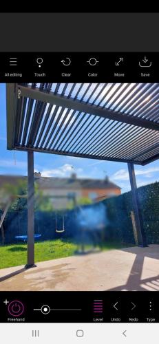 une photo floue d'un avion volant dans l'air dans l'établissement Brossard, au Mans