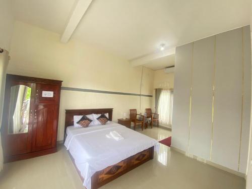 Ένα ή περισσότερα κρεβάτια σε δωμάτιο στο Sri Sedana Guest House