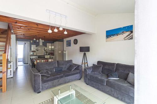 un salon avec deux canapés et une cuisine dans l'établissement Appart 3 pièces, à Capbreton