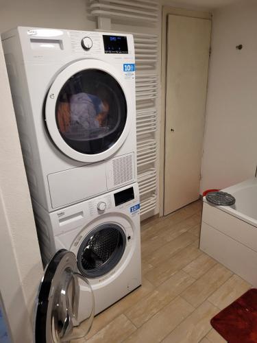 a washer and dryer in a room at Fereinwohnung mit 5 Schlafzimmern in Schlitz