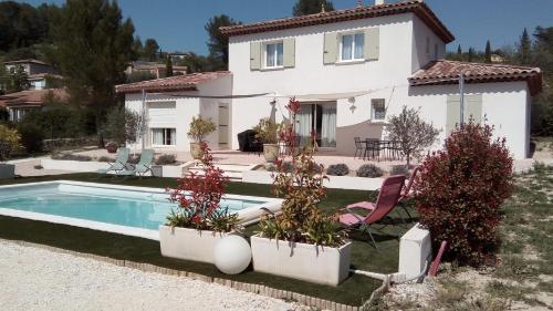 une villa avec piscine devant une maison dans l'établissement Villa pamperigouste - clim et piscine, à Solliès-Toucas