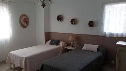 une chambre avec deux lits et une fenêtre dans l'établissement Villa pamperigouste - clim et piscine, à Solliès-Toucas