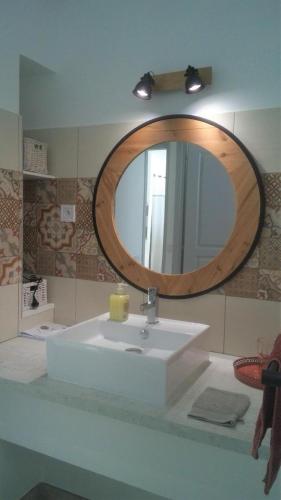 une salle de bain avec un lavabo blanc et un miroir dans l'établissement Villa pamperigouste - clim et piscine, à Solliès-Toucas