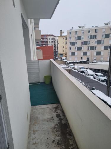 un balcon avec vue sur un parking dans l'établissement Studio Lumineux Bellevue 11, à Saint-Étienne