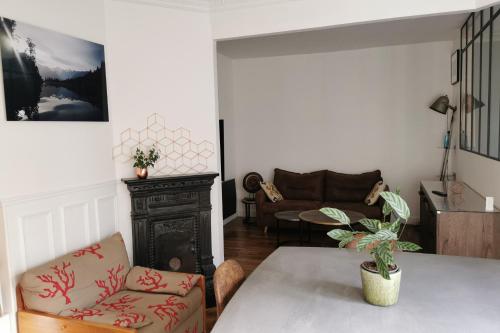 un salon avec un canapé et une table dans l'établissement T2 apartment in the heart of Père Lachaise, à Paris