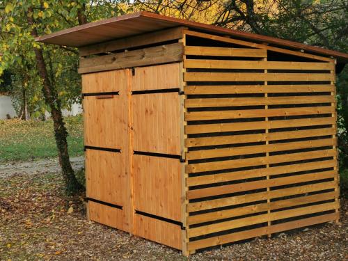 a wooden out house with a roof at L'Agrion Bleu in Saint-Martial-de-Valette