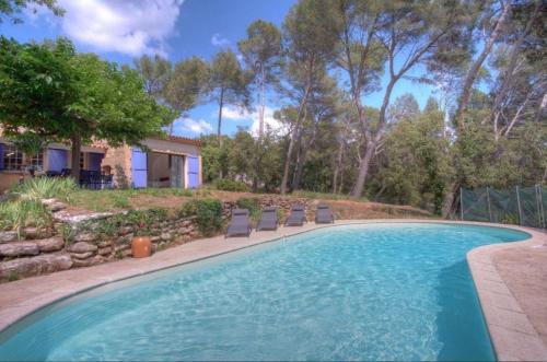 une piscine avec des chaises et une maison dans l'établissement Villa Martine, authentic family home, à Rognes