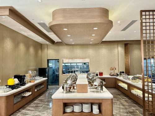 un ristorante con aasteryasteryasteryasteryasteryasteryasteryasteryasteryasteryasteryasteryasteryasteryasteryasteryasteryasteryasteryasteryasteryasteryasteryasteryasteryasteryasteryasteryasteryasteryasteryasteryasteryasteryasteryasteryasteryasteryasteryasteryasteryasteryasteryasteryasteryasteryasteryasteryasteryasteryasteryasteryasteryasteryasteryasteryasteryasteryasteryasteryasteryasteryasteryasteryasteryasteryasteryasteryasteryasteryasteryasteryasteryasteryasteryasteryasteryasteryasteryasteryasteryasteryasteryasteryasteryasteryasteryasteryasteryasteryasteryasteryasteryasteryasteryasteryasteryasteryasteryasteryasteryasteryasteryasteryasteryasteryasteryasteryasteryasteryasteryastery di Gold Phuc Resort inside Longvien Golf a Vientiane