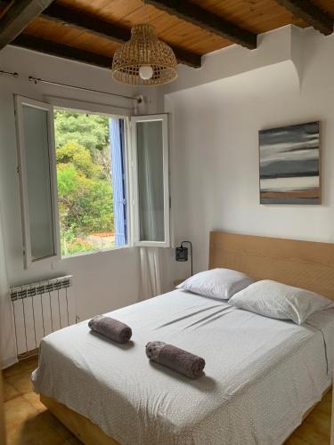 une chambre avec un lit avec deux serviettes dessus dans l'établissement Charming Old Town Appartment with AC and Parking, à La Ciotat