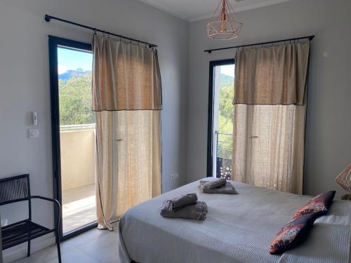 une chambre avec un lit et une grande fenêtre dans l'établissement T3 Tout confort à 5 mn des plages de Pinarello, à Pinarellu