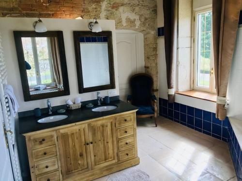 Ein Badezimmer in der Unterkunft Luxury 5-star mansion, hotel services included, swimming pool, tennis, bowling