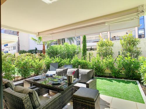 Palm beach apartment with swimming pool in a residence