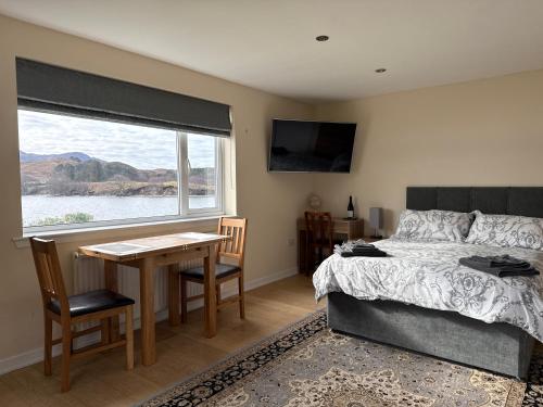 Postel nebo postele na pokoji v ubytování Loch Morar Private Suite
