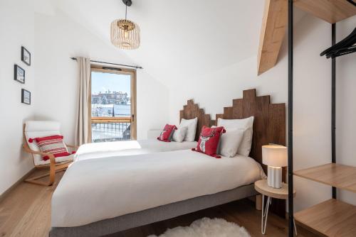 une chambre avec deux lits et une fenêtre dans l'établissement Apartment Nochebuena, Alpe d'Huez - by EMERALD STAY, à Huez