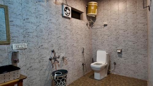 Acoustic heaven Cottage jibhi في Jibhi: حمام مع مرحاض في الغرفة