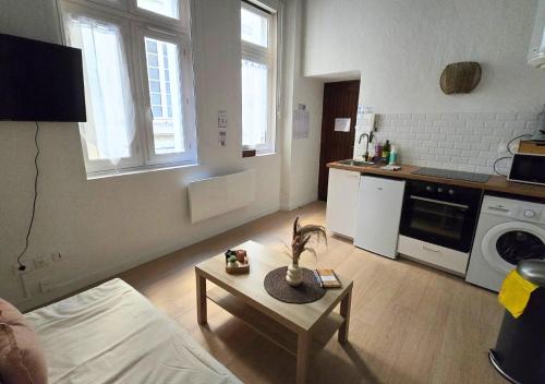 un salon avec une table et une cuisine dans l'établissement L'Expérience Tourangelle #1, à Tours