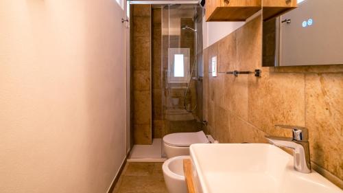 a bathroom with a toilet and a sink at Casa Sinatra by Rentbeat in Taranto