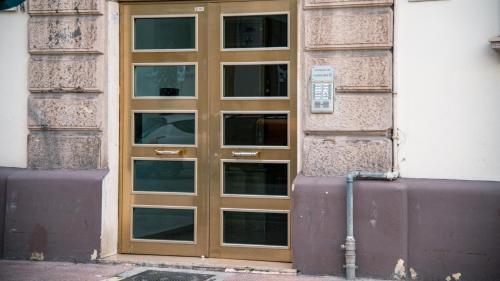 a wooden door on the side of a building at Casa Sinatra by Rentbeat in Taranto