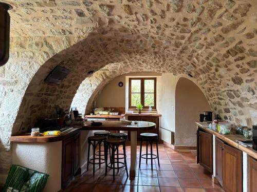 Η κουζίνα ή μικρή κουζίνα στο La Fenice - Beautifully restored property with heated pool in small village