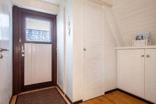 a hallway with a door with a sign on it at Wikinger 74 in Immenstaad am Bodensee
