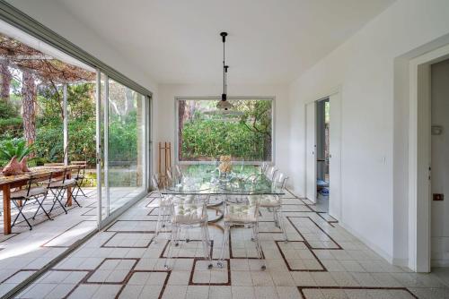 a dining room with a glass table and chairs at Villa Rocchetta in Casa Mora