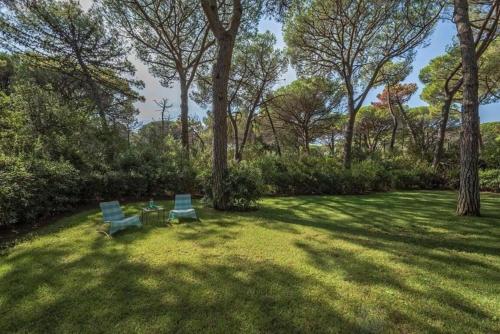 a park with two benches and a table in the grass at Villa Rocchetta in Casa Mora