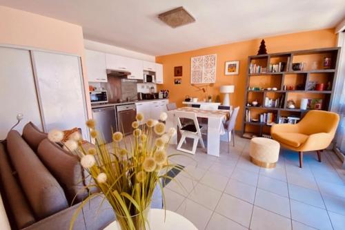 un salon avec un canapé et une table dans l'établissement Quiet house with terrace and south-facing garden, à La Rochelle