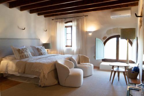 A bed or beds in a room at Reserva Rotana Golf Resort