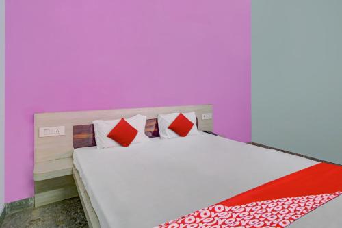 Postel nebo postele na pokoji v ubytování Hotel O Siddhi Vinayak