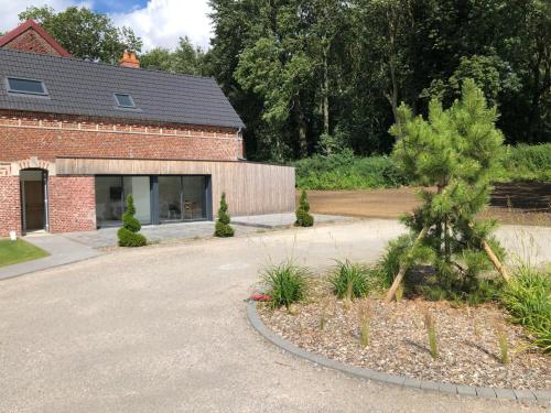 HeudicourtにあるMaison Origines pour 2 personnesの煉瓦造りの道路