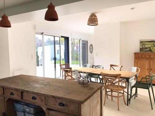 une salle à manger avec une table et des chaises en bois dans l'établissement Maison Origines pour 2 personnes, à Heudicourt