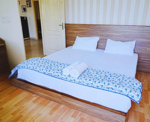 Ένα ή περισσότερα κρεβάτια σε δωμάτιο στο Refined 3BR Independent Apt in Tricity Mohali