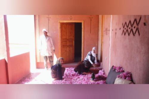 two people sitting on the floor of a room at Kasbah Alami in Kalaat MGouna