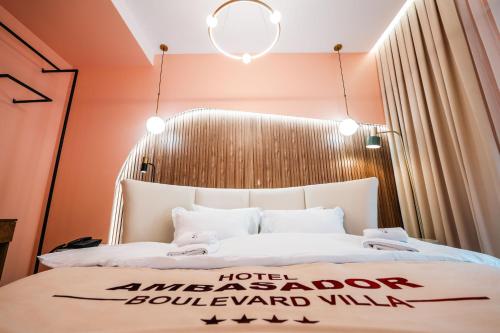 Una cama o camas en una habitación de Ambasador Hotel