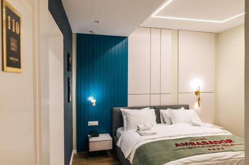 Una cama o camas en una habitación de Ambasador Hotel