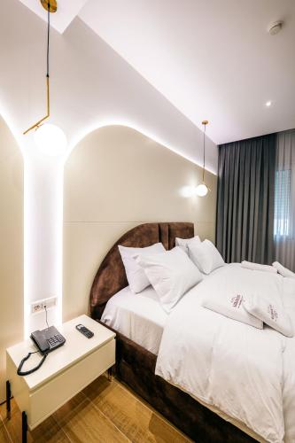 Una cama o camas en una habitación de Ambasador Hotel