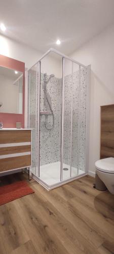 une salle de bain avec une douche avec des toilettes et un lavabo dans l'établissement L'Escapade Morinière Sam Suffy, à La Séguinière